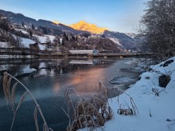 Kraftwerk im Spiegel am Morgen-Winter
